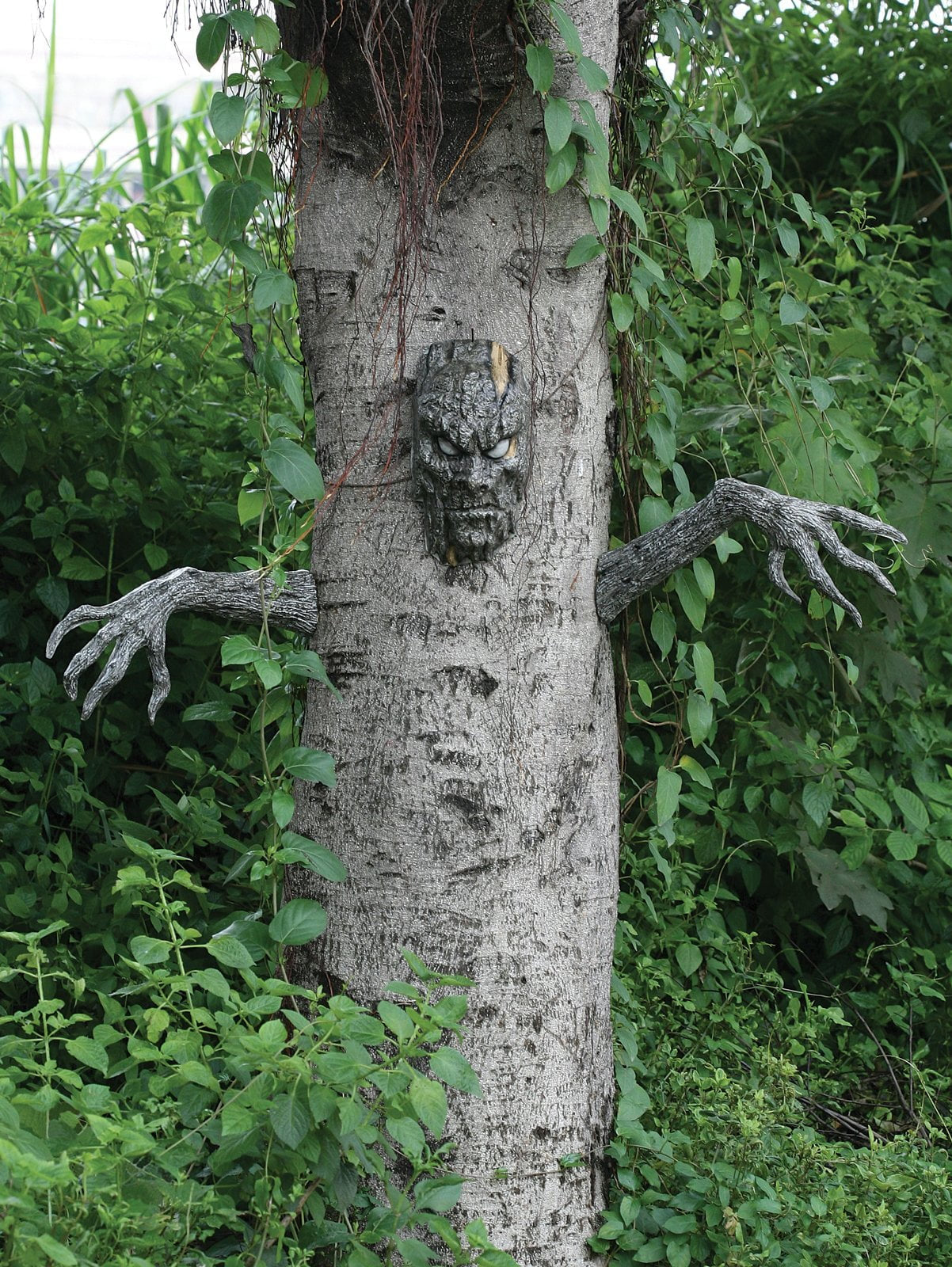 Spooky Living Tree Halloween Decoration - 11 in X 17 In